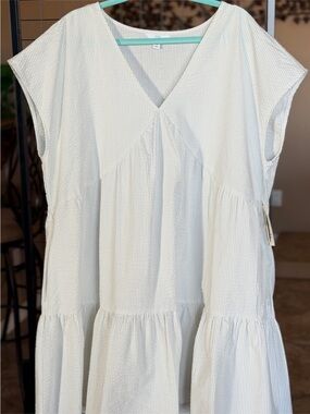 Time and Tru White Textured V-Neck Tiered Tunic